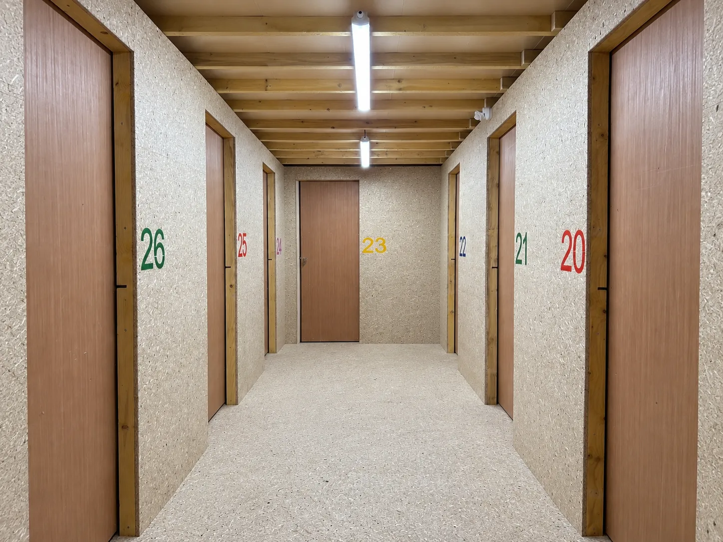 Couloir de box numérotés à l'étage chez All Box